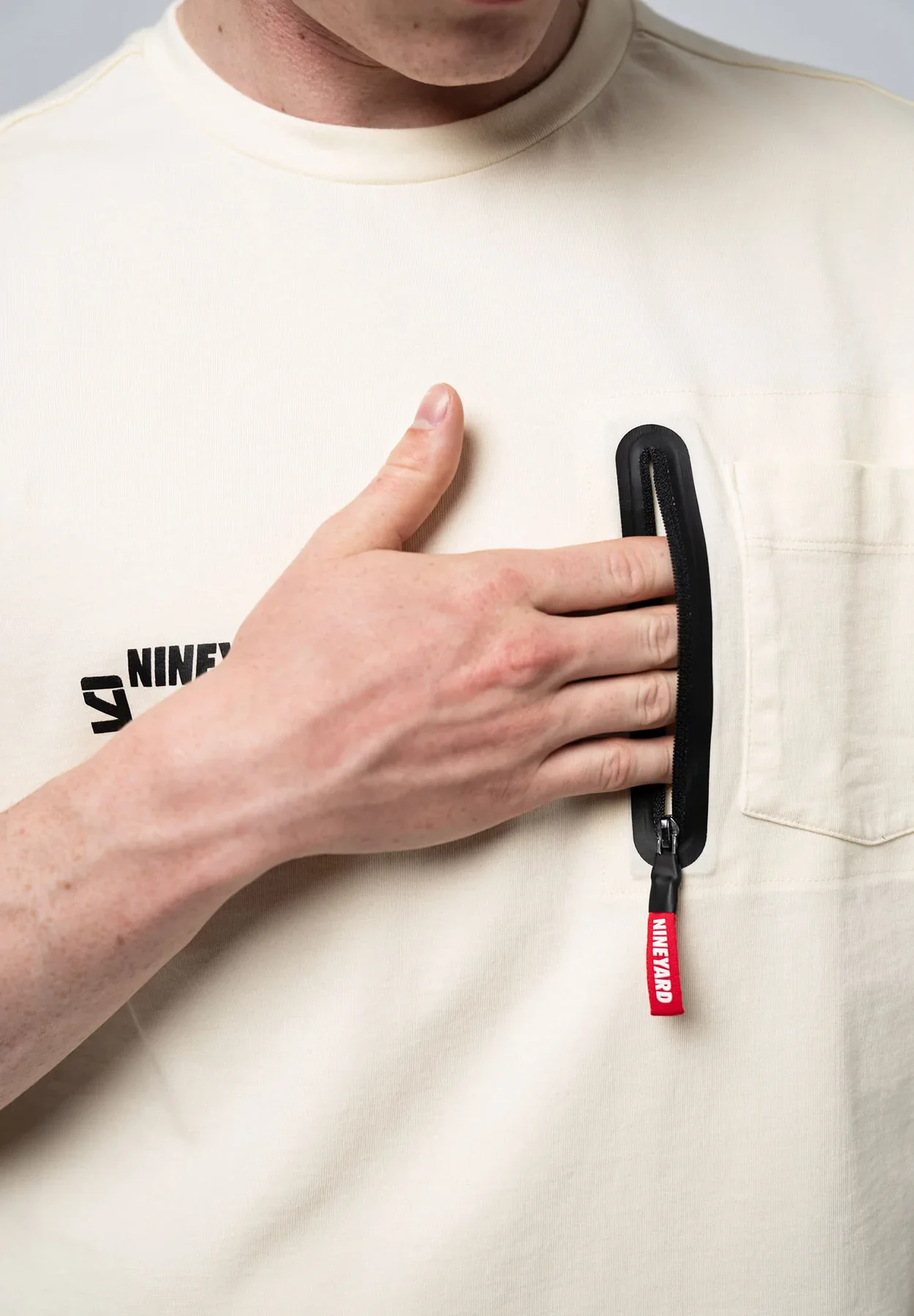 SIGNATURE Oversize Pocket T-Shirt - Pale Yellow 6 SIGNATURE Oversize Pocket T-Shirt - Pale Yellow – Bild 6